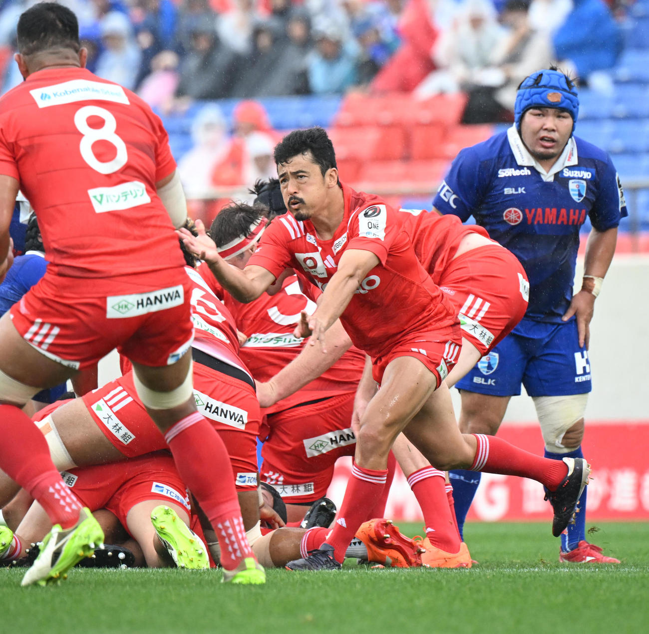 静岡対神戸　前半、素早くパスを出す神戸日和佐（撮影・和賀正仁）