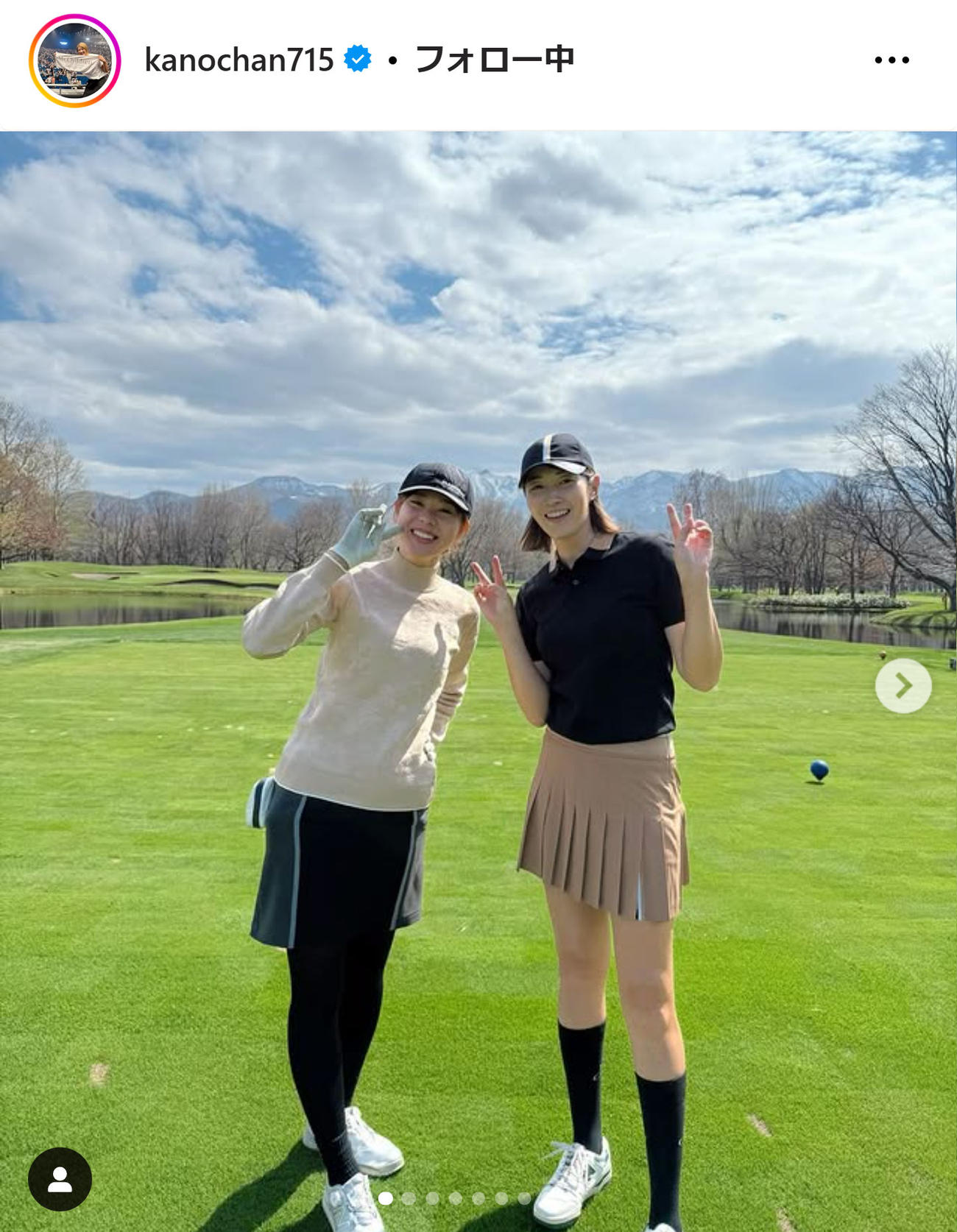 狩野舞子さん、脚の長さが際立つベージュのミニスカ姿で迫田さんと2ショット(インスタグラムから)