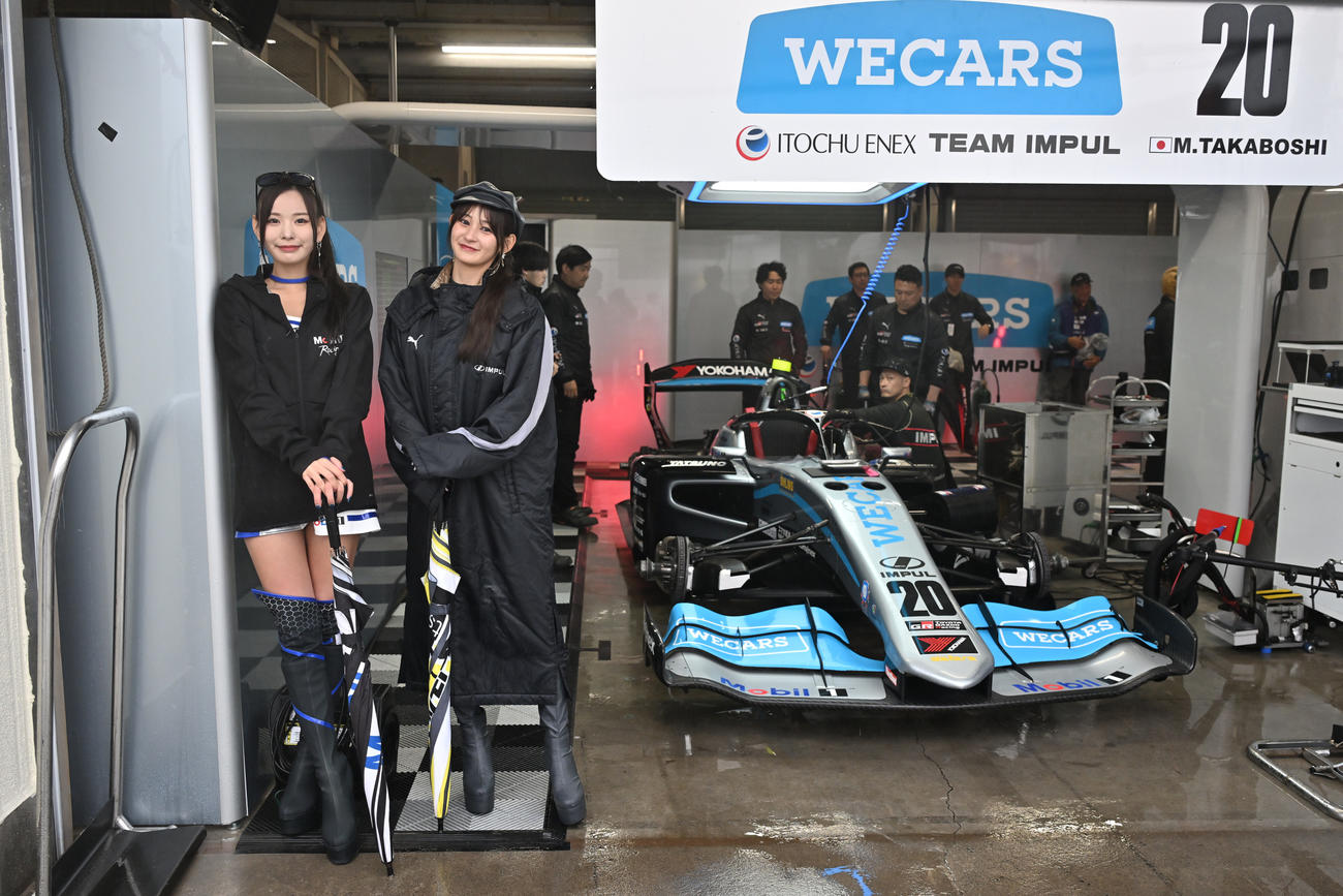 スーパーフォーミュラ第5戦九州大会　濃霧と雨による視界不良でピットで待機となった各チーム（JRP提供）