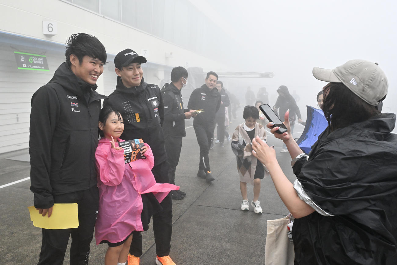 スーパーフォーミュラ第5戦九州大会　濃霧と雨で初日の走行は全て中止となり、キッズウォークでファンと交流が行われた（JRP提供）