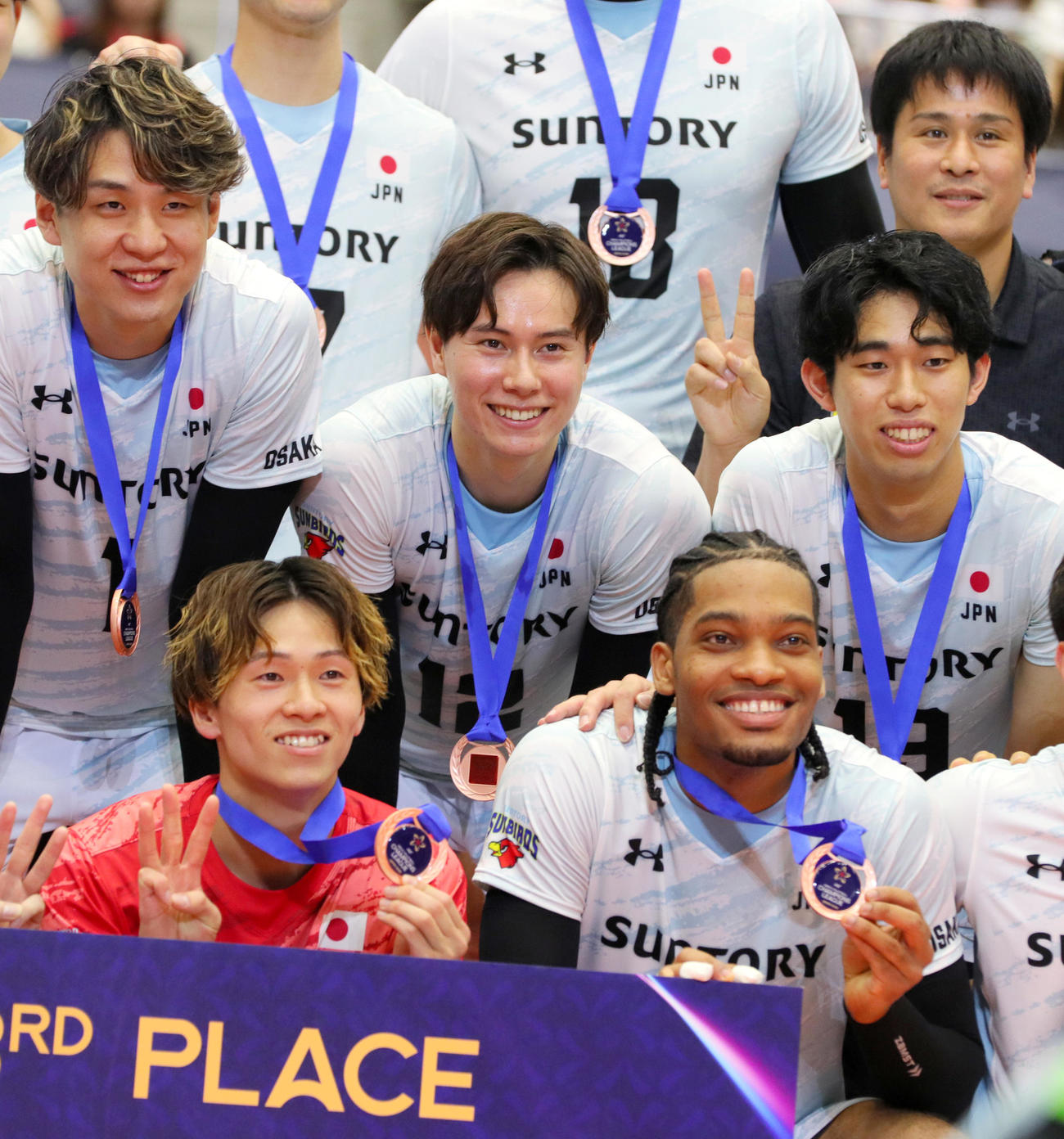 3位決定戦に勝利し記念撮影で笑顔を見せるサントリー高橋藍（中央）たち（撮影・上山淳一）