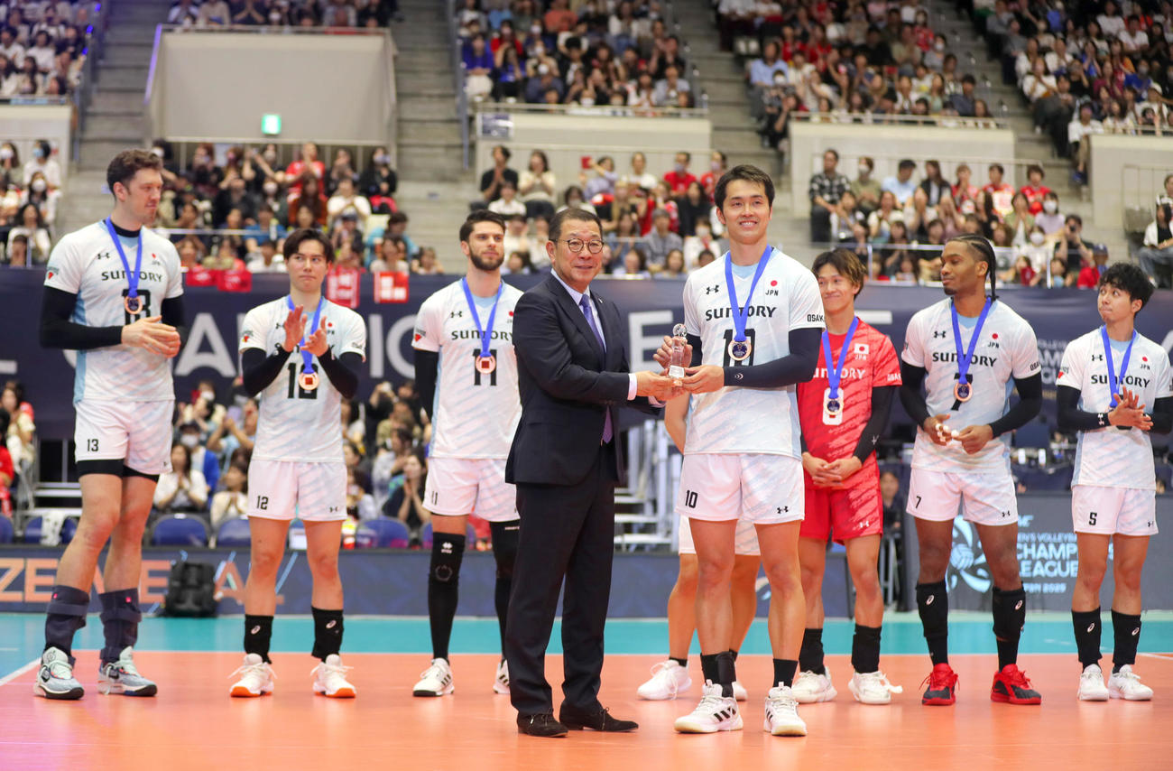 3位決定戦に勝利しSVL大河正明チェアマン（手前左）からトロフィーを受け取るサントリー藤中（同右）（撮影・上山淳一）