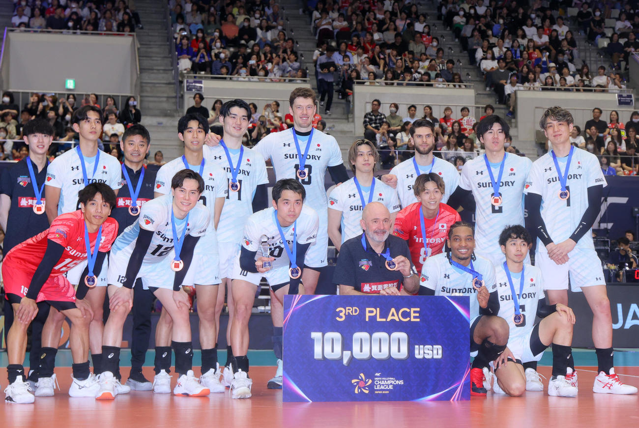3位決定戦に勝利し記念撮影するサントリーの選手ら（撮影・上山淳一）