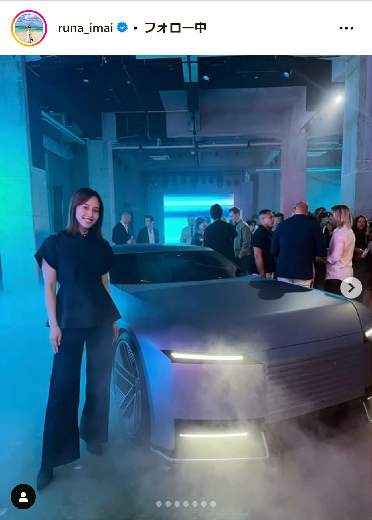 2000万円超の高級外車の横でポーズを取る今井月さん（インスタグラムから）