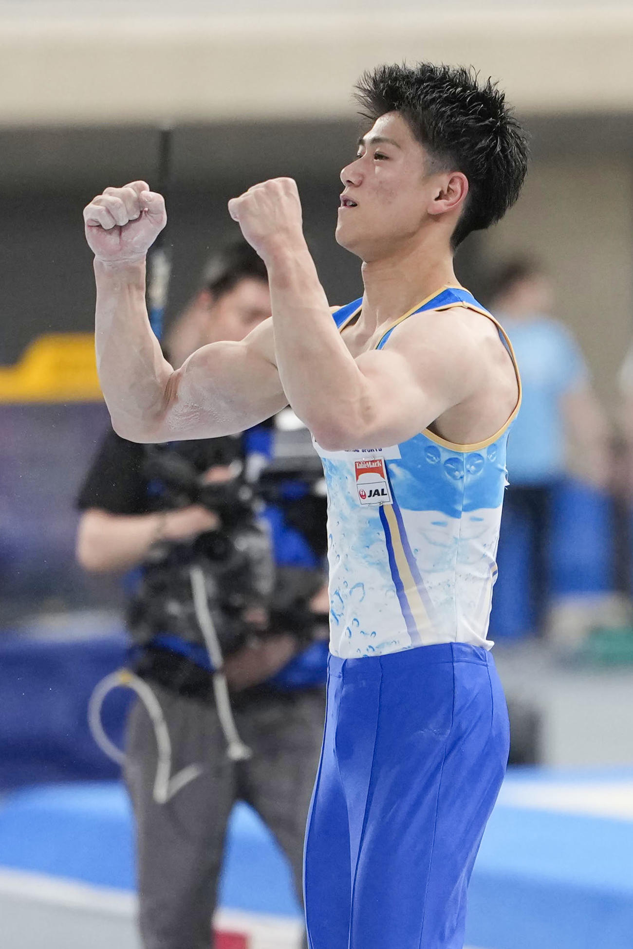 男子個人総合　平行棒の演技を終え、ガッツポーズする橋本大輝（共同）