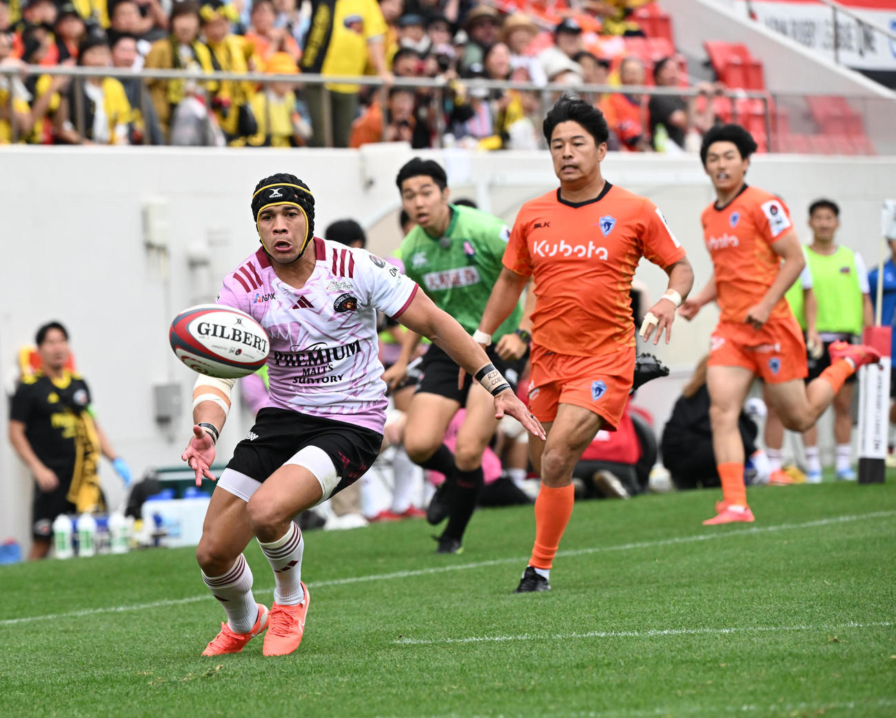 東京ベイ対東京SG　後半、ゴール前へのキックを拾った東京SGコルビがそのまま押さえトライをあげる（（撮影・和賀正仁）
