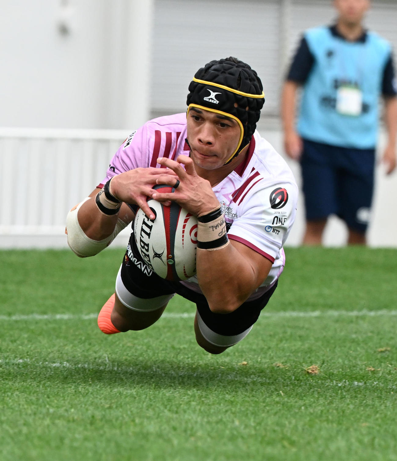東京ベイ対東京SG　後半、ゴール前へのキックを拾った東京SGコルビがそのまま押さえトライをあげる（（撮影・和賀正仁）