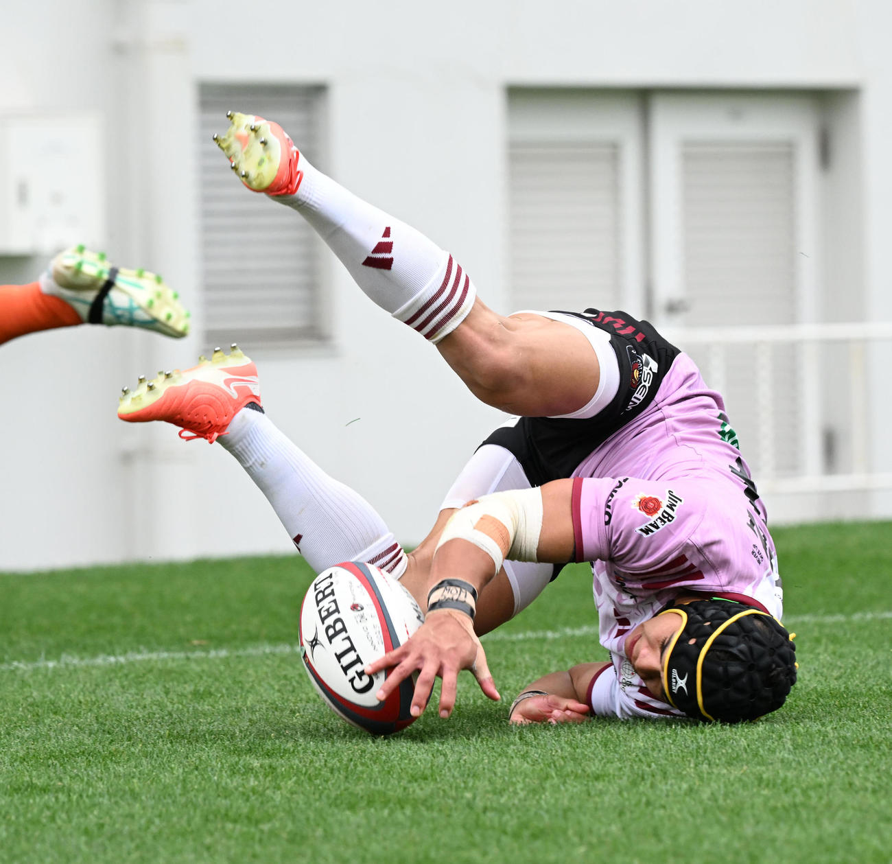 東京ベイ対東京SG　後半、ゴール前へのキックを拾った東京SGコルビがそのまま押さえトライをあげる（（撮影・和賀正仁）