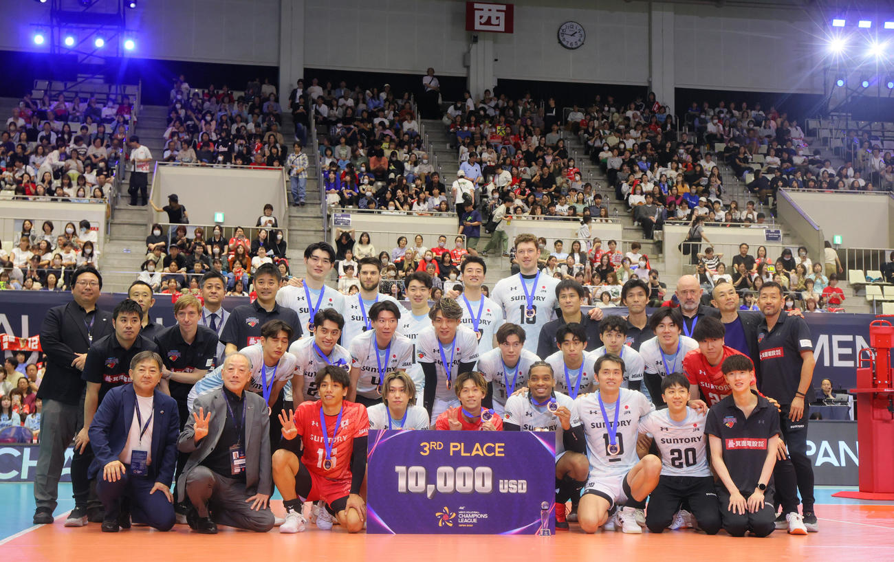 3位決定戦に勝利し記念撮影するサントリーの選手ら（撮影・上山淳一）