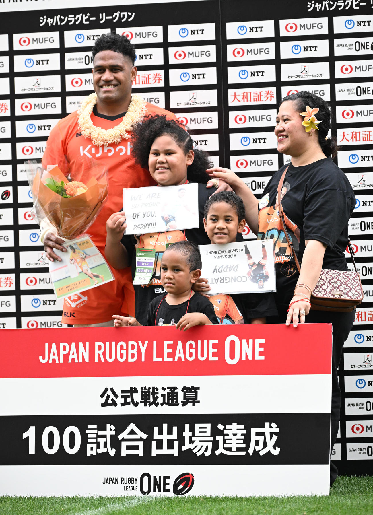 東京ベイ対東京SG 100試合出場し家族から祝福される東京ベイのフィナウ（撮影・和賀正仁）
