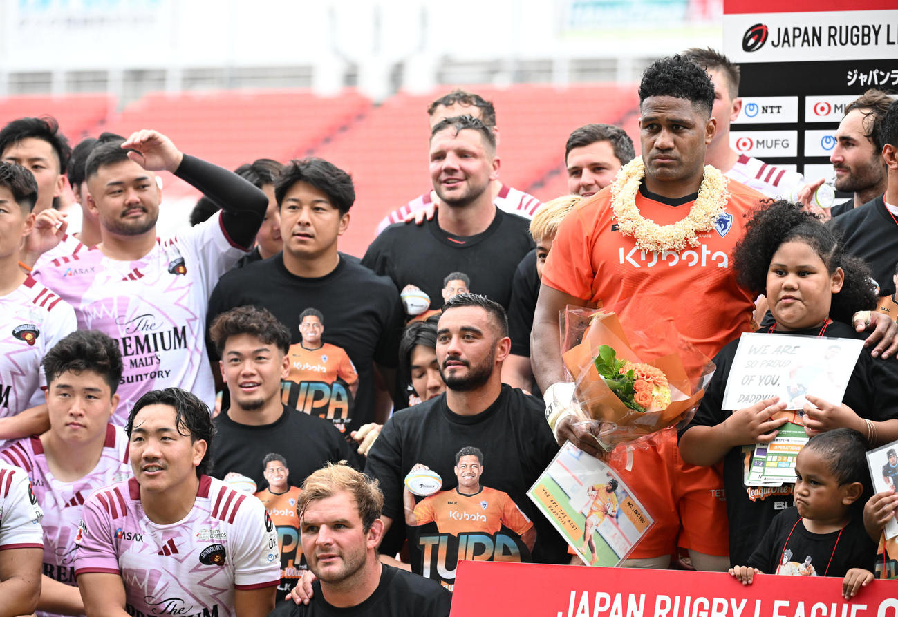東京ベイ対東京SG 100試合出場し家族と両軍から祝福される東京ベイのフィナウ（撮影・和賀正仁）