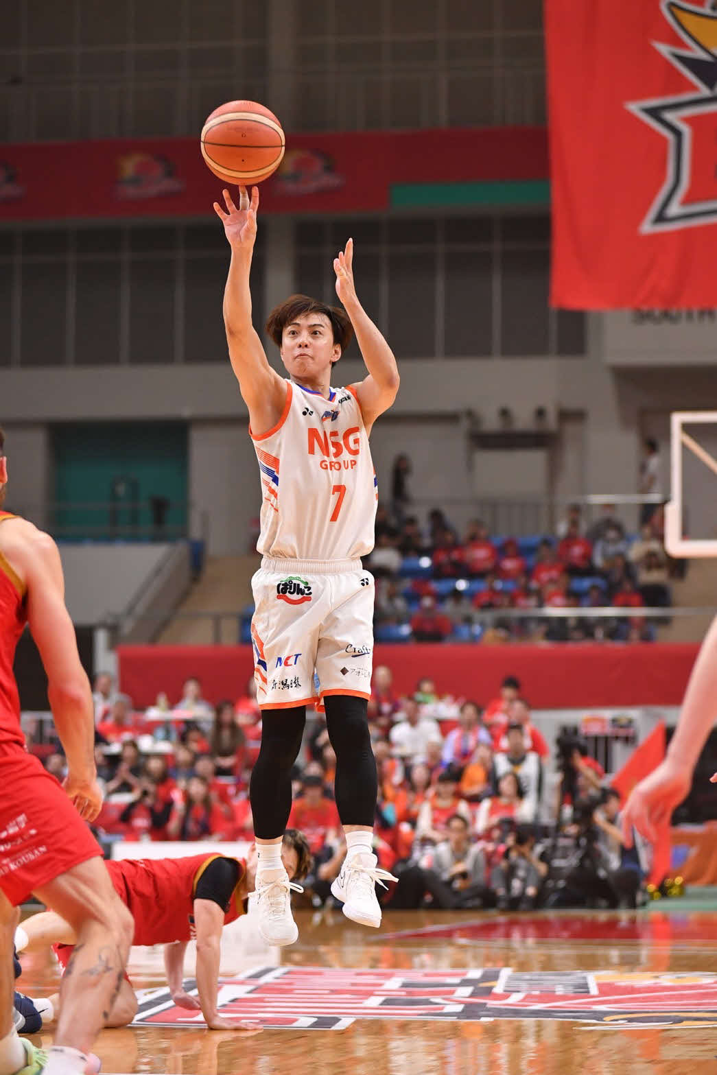 岩手戦で3点シュートを放つ新潟五十嵐（新潟アルビレックスBB提供）
