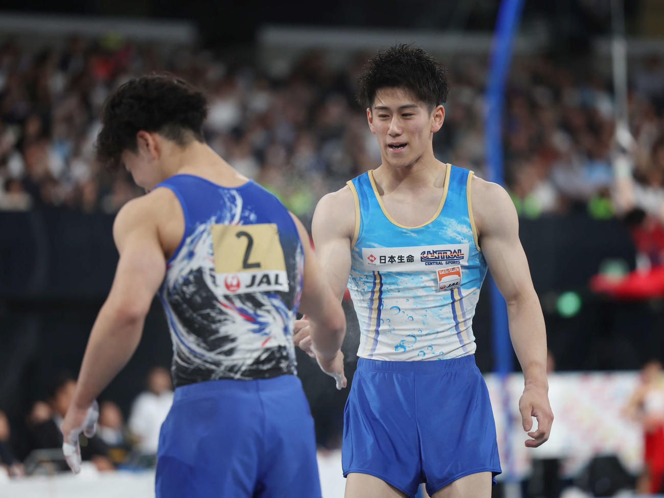 床の演技後、タッチをする橋本（右）と岡（撮影・増田悦実）