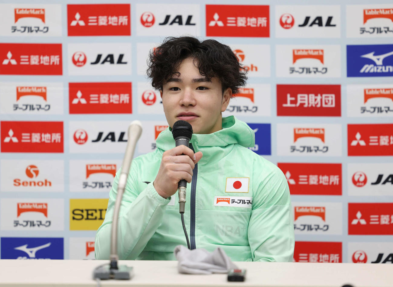 試合後、インタビューを受ける岡（撮影・増田悦実）