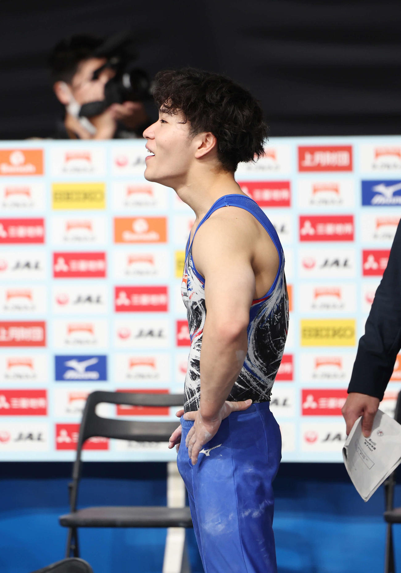 優勝が決まり、ほっとした表情を見せる岡（撮影・増田悦実）