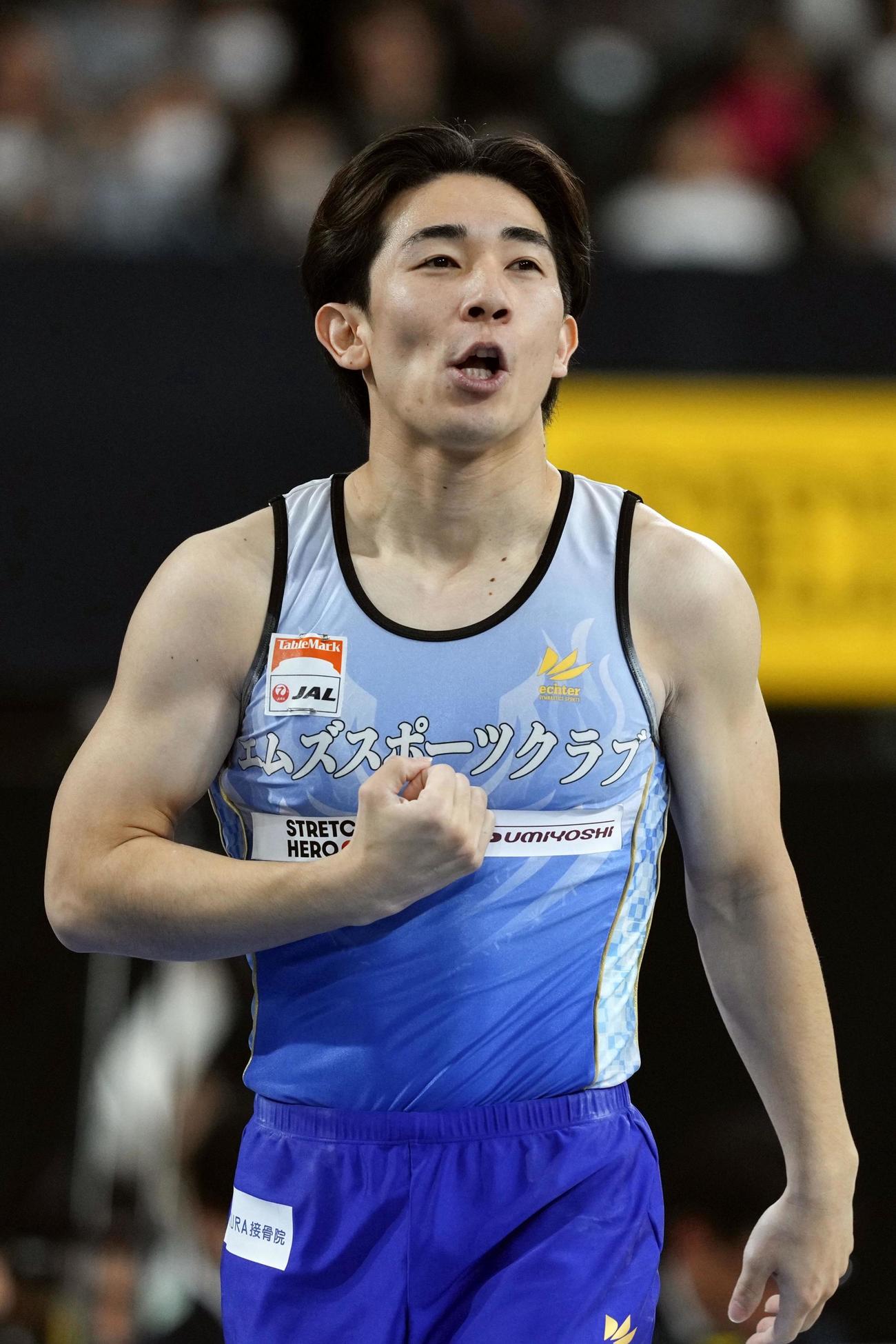 男子種目別　床運動の演技を終え、ガッツポーズする南一輝（共同）