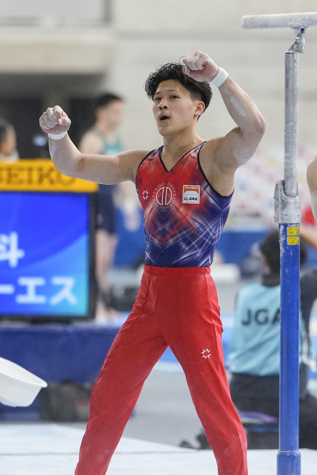 男子個人総合　平行棒の演技を終え、ガッツポーズする角皆友晴（共同）