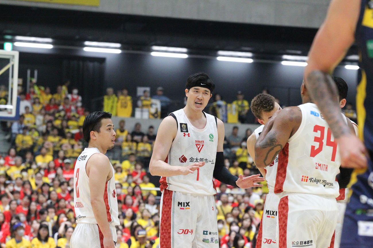 宇都宮対千葉J　試合中にコミュニケーションをはかる千葉Jの渡辺雄太（中）と富樫勇樹（左）（撮影・沢田啓太郎）