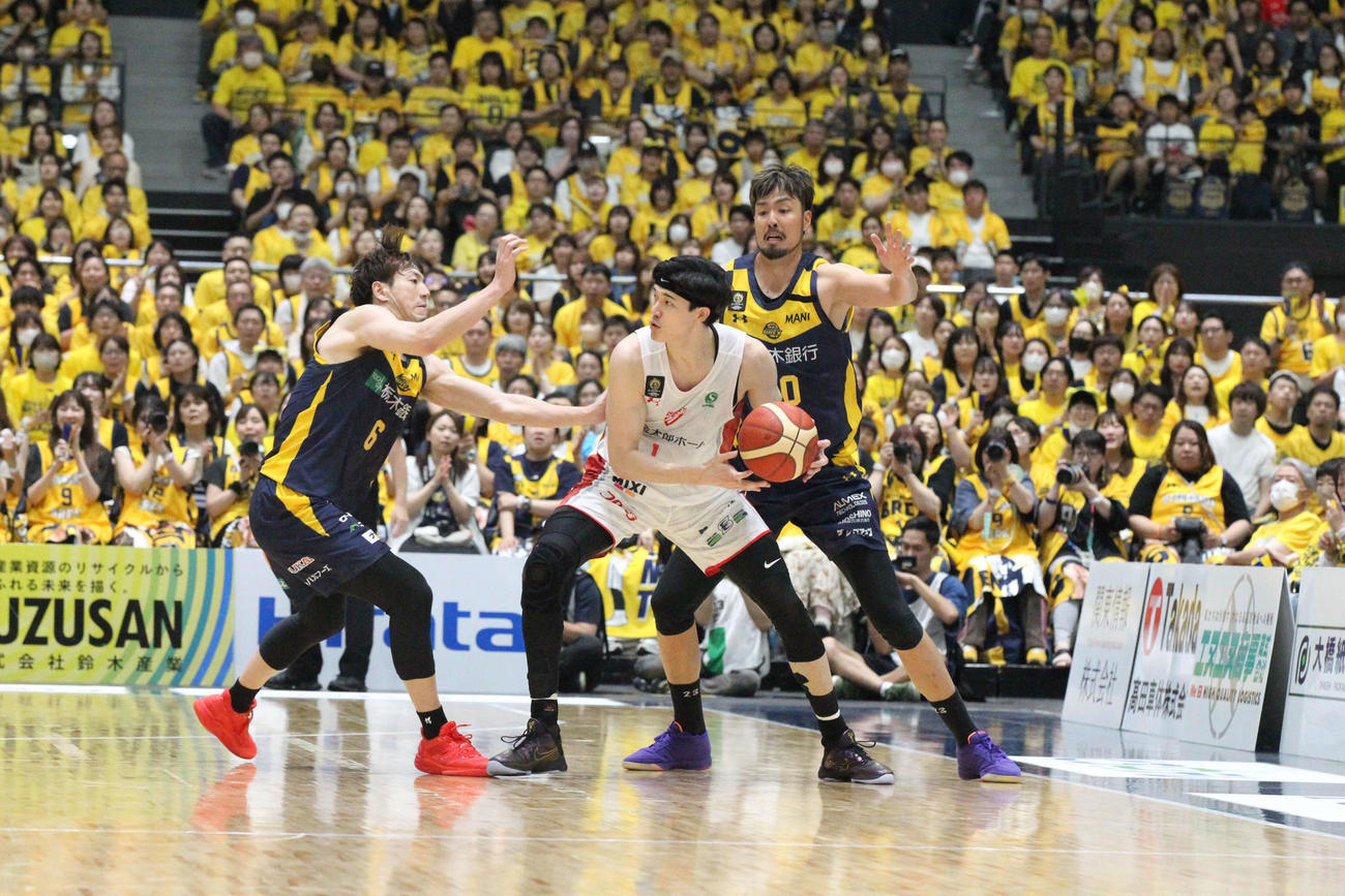 宇都宮対千葉J　宇都宮比江島慎（左）と竹内公輔（右）にマークされる千葉J渡辺雄太（撮影・沢田啓太郎）