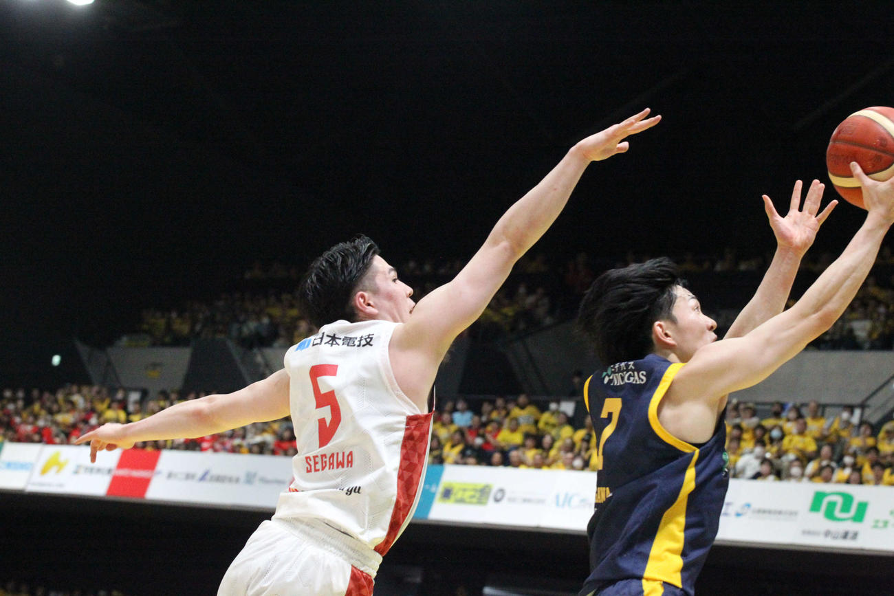 宇都宮対千葉J　宇都宮・小川敦也のシュートに後ろから飛びつく千葉Jの瀬川琉久（撮影・沢田啓太郎）