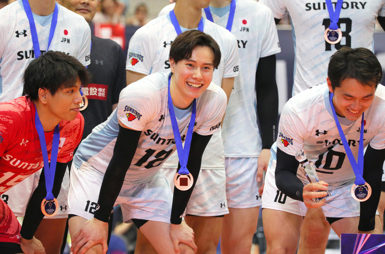 3位決定戦に勝利し記念撮影で笑顔を見せるサントリー高橋藍（中央）たち（撮影・上山淳一）