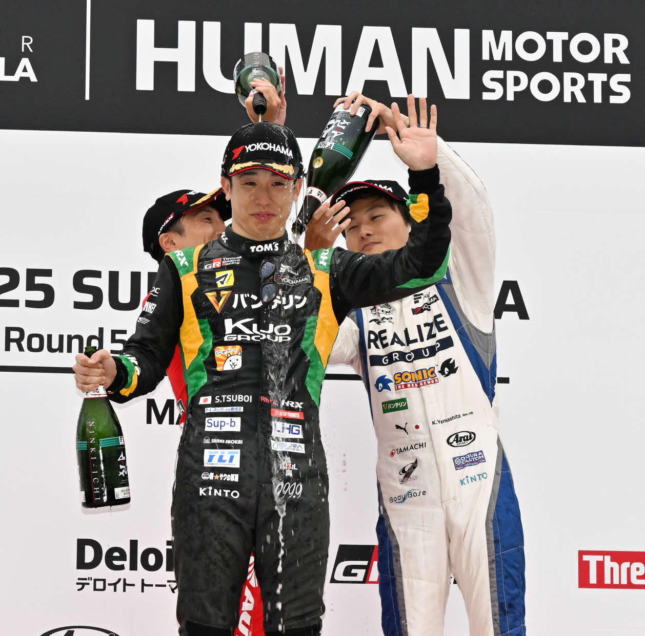 スーパーフォーミュラ第5戦を制したVANTELIN TEAM TOM’Sの坪井翔（中央）は2位の野尻智紀（左）、3位の山下健太にスパークリング日本酒を掛けられる（JRP提供）