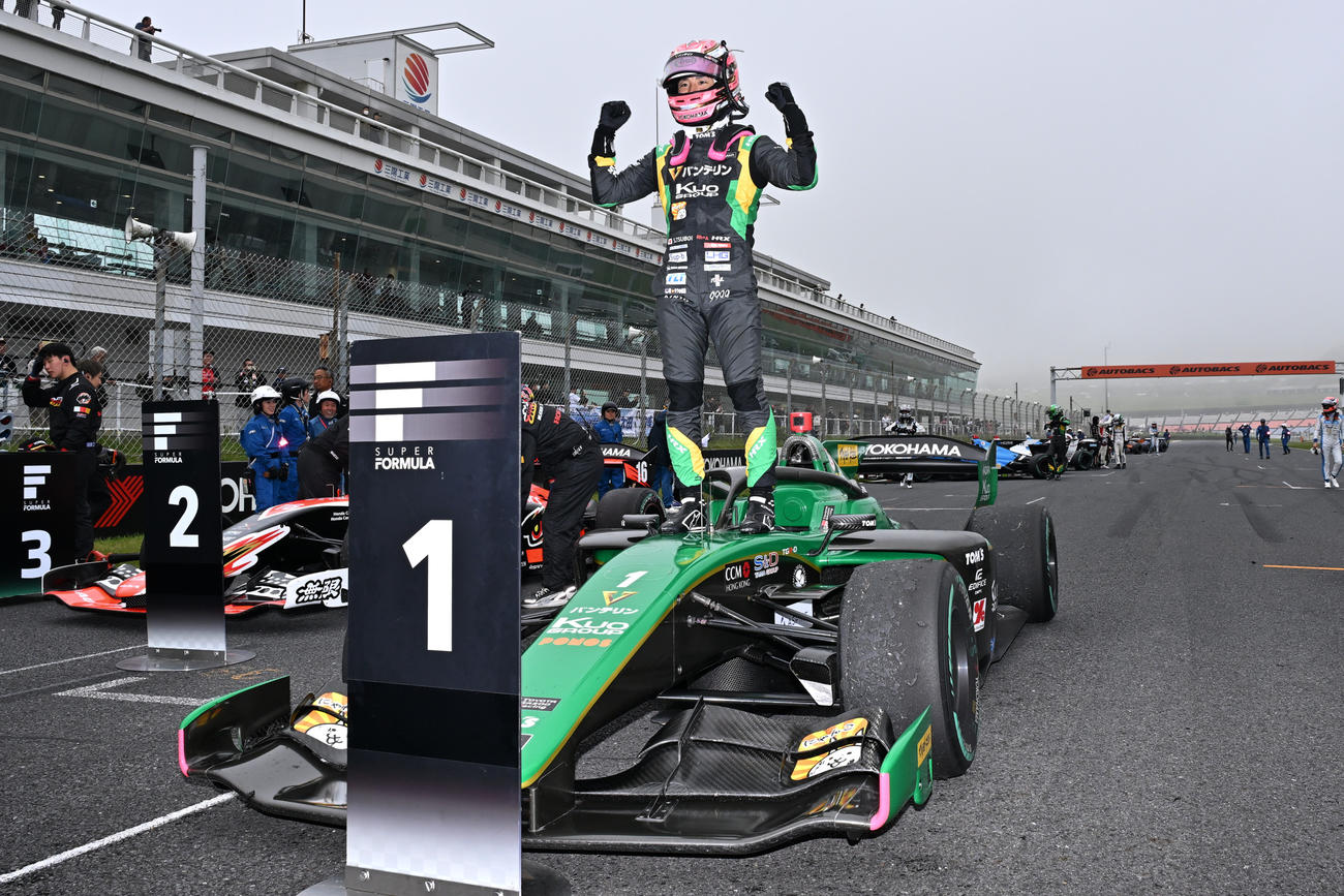 スーパーフォーミュラ第5戦を制したVANTELIN TEAM TOM’Sの坪井翔はマシンの上でガッツポーズ（JRP提供）