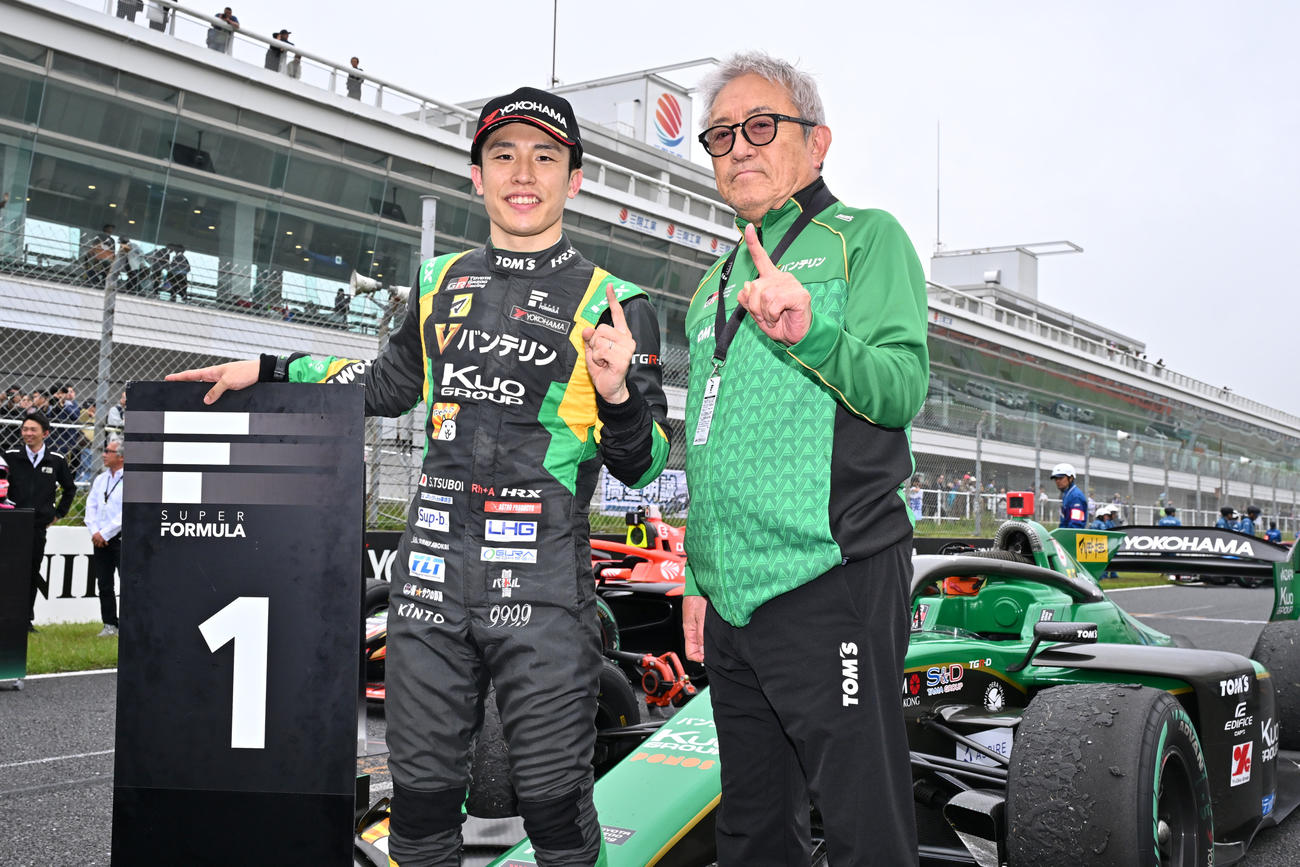 スーパーフォーミュラ第5戦を制したVANTELIN TEAM TOM’Sの坪井翔（左）と舘信秀監督（JRP提供）