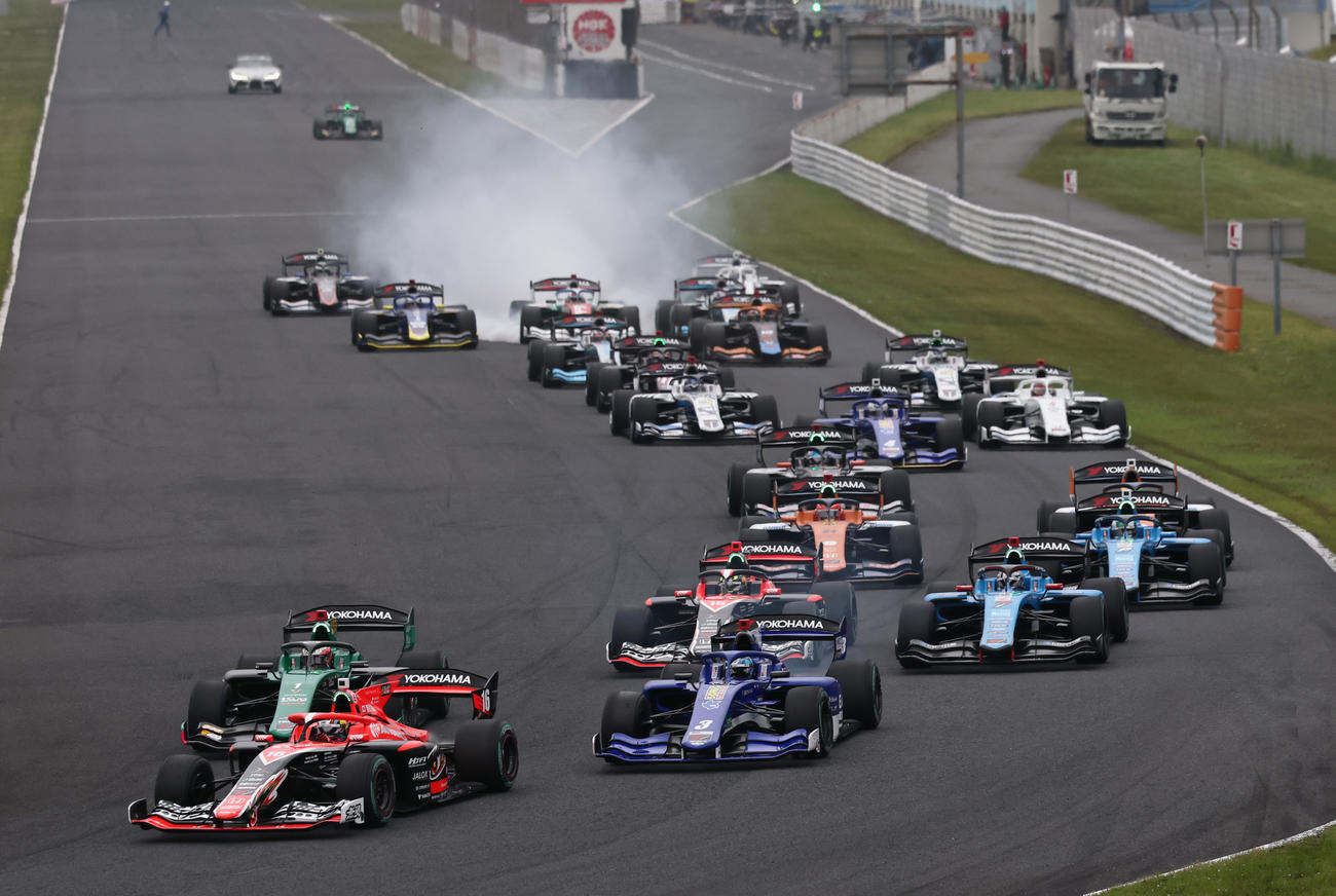 スーパーフォーミュラ第5戦　決勝でスタートを切る各マシン（JRP提供）
