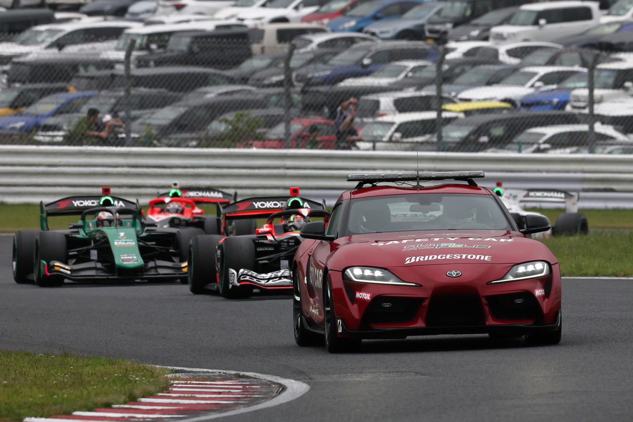 スーパーフォーミュラ第5戦　セーフティーカーの先導で走る各マシン（JRP提供）