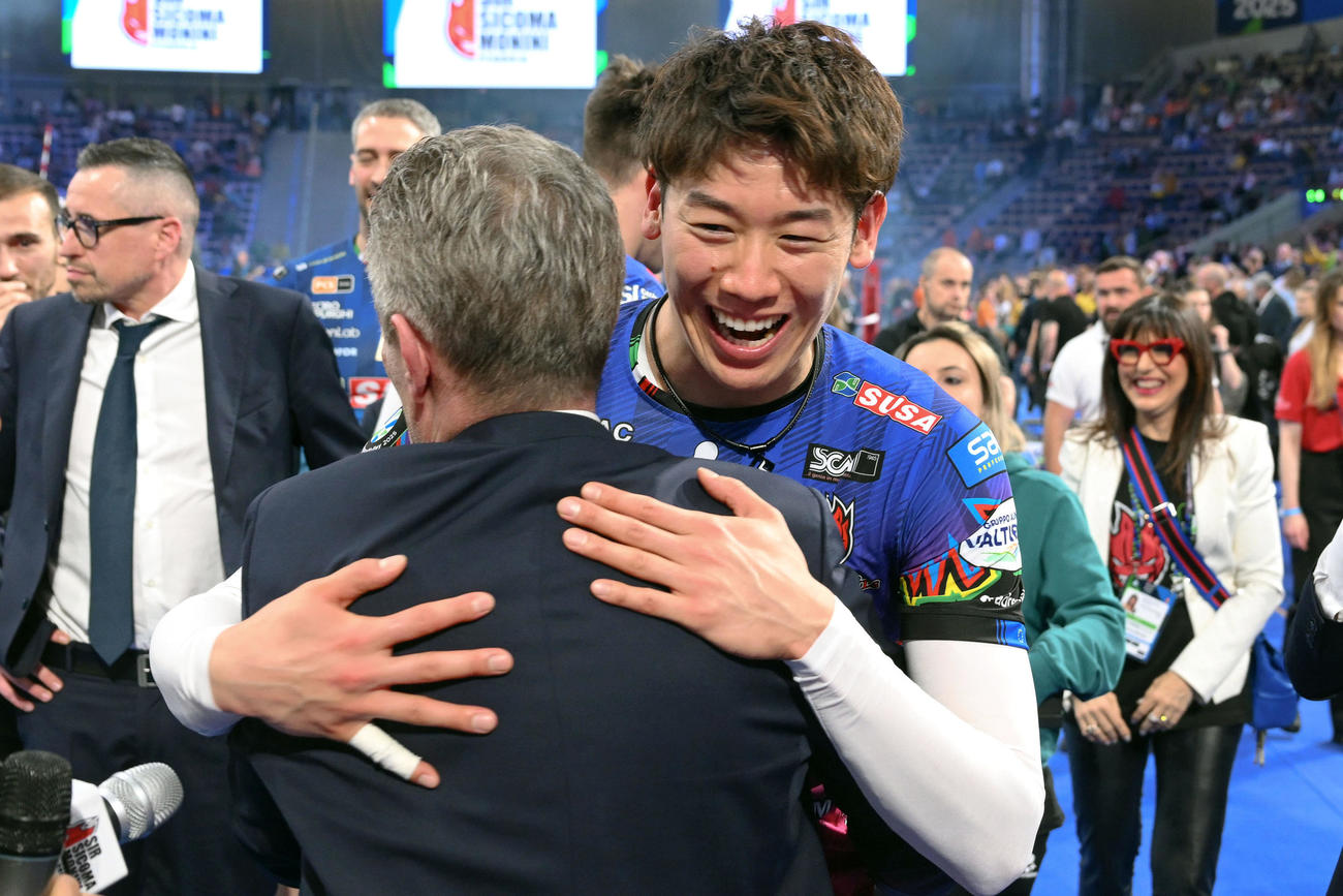 優勝を決め、監督と抱き合って喜ぶペルージャの石川（ゲッティ＝共同）
