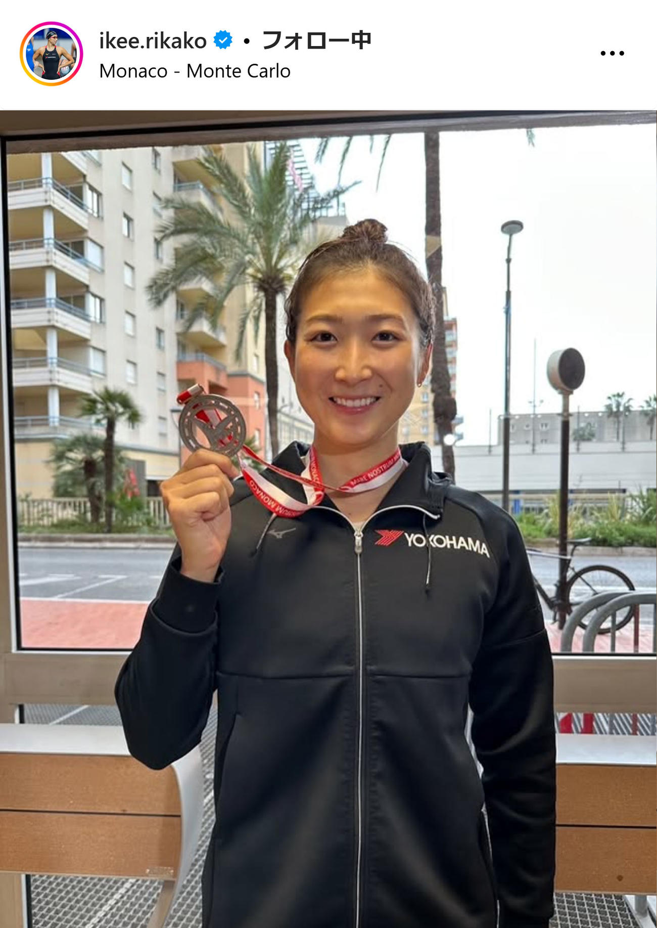 メダルを手に笑顔の池江璃花子（インスタグラムから）