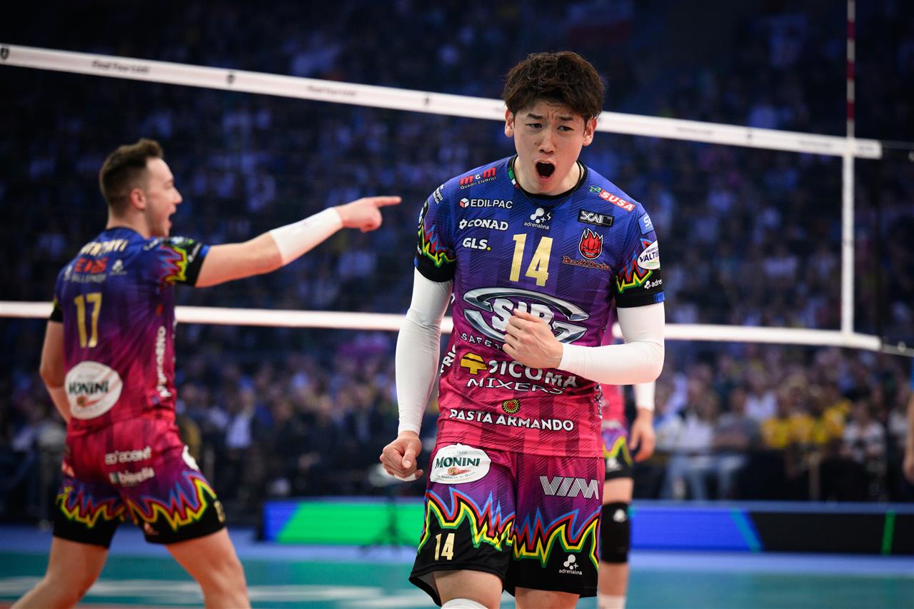 ガッツポーズするペルージャの石川（C）CEV