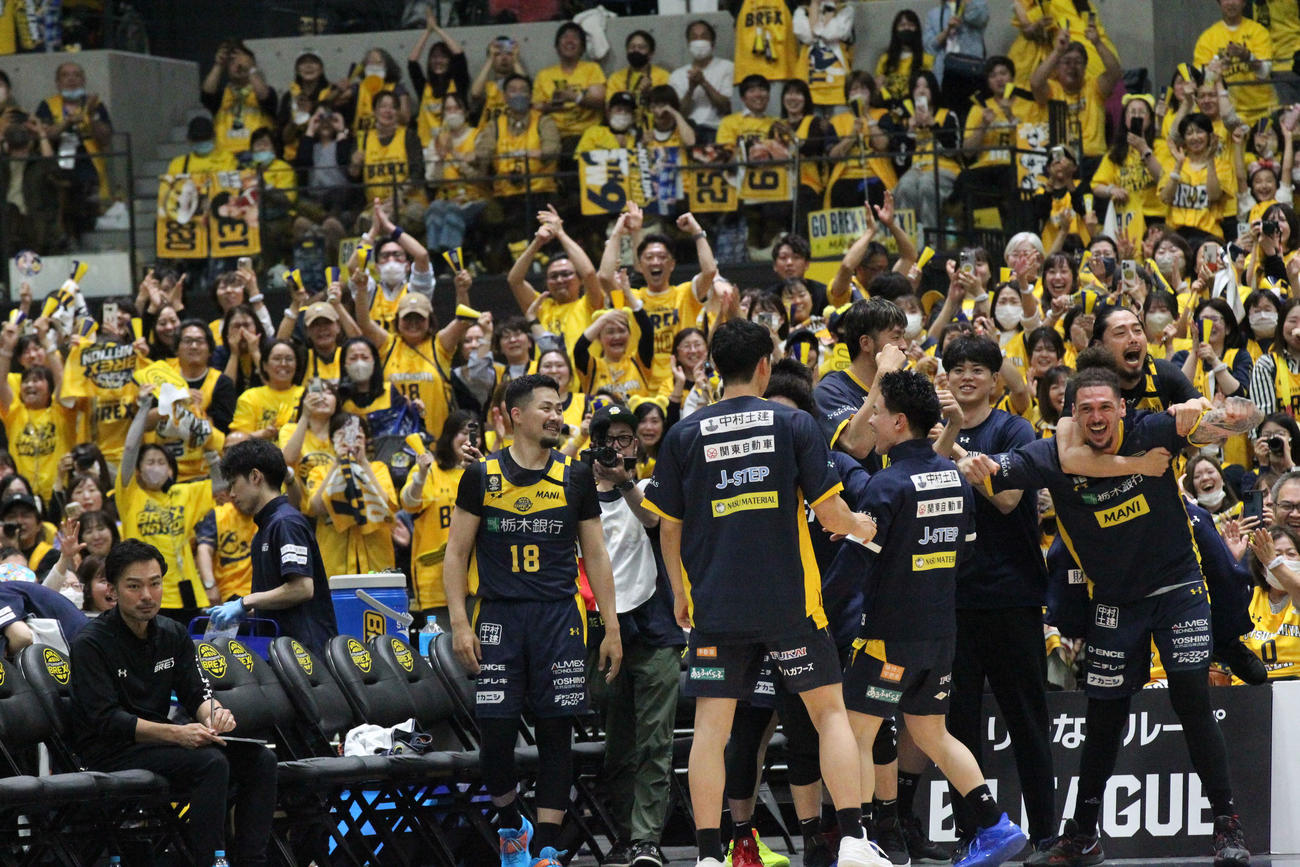 宇都宮対千葉J　昨季苦杯をなめさせられた宿敵相手に勝利し、喜びを爆発させる宇都宮の選手たち（撮影・沢田啓太郎）