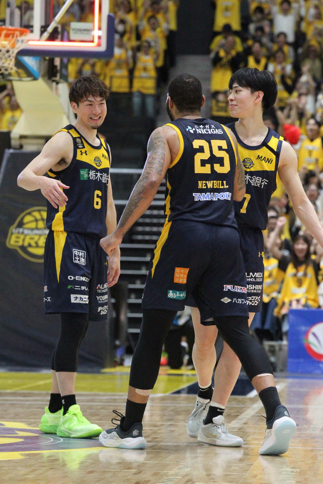 宇都宮対千葉J　勝利の瞬間、喜びを分かち合う宇都宮のWエース、比江島慎（左）とD.J・ニュービル（中）そして次世代エース候補の小川敦也（右）（撮影・沢田啓太郎）