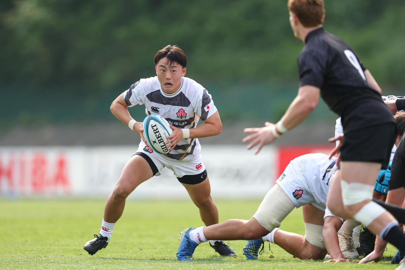 ニュージーランド学生代表戦で起点となったJAPAN XVのSH土永旭（（C）JRFU）
