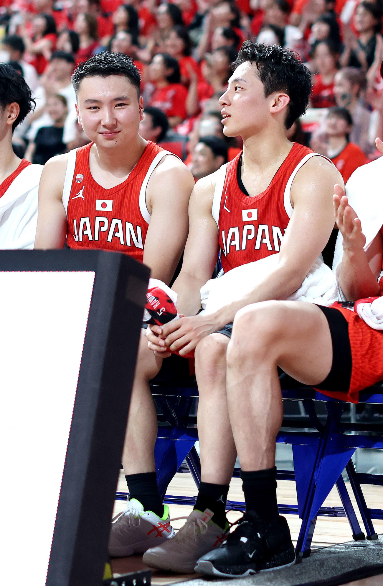 24年7月、韓国との強化試合後に河村（右）と言葉を交わす富永