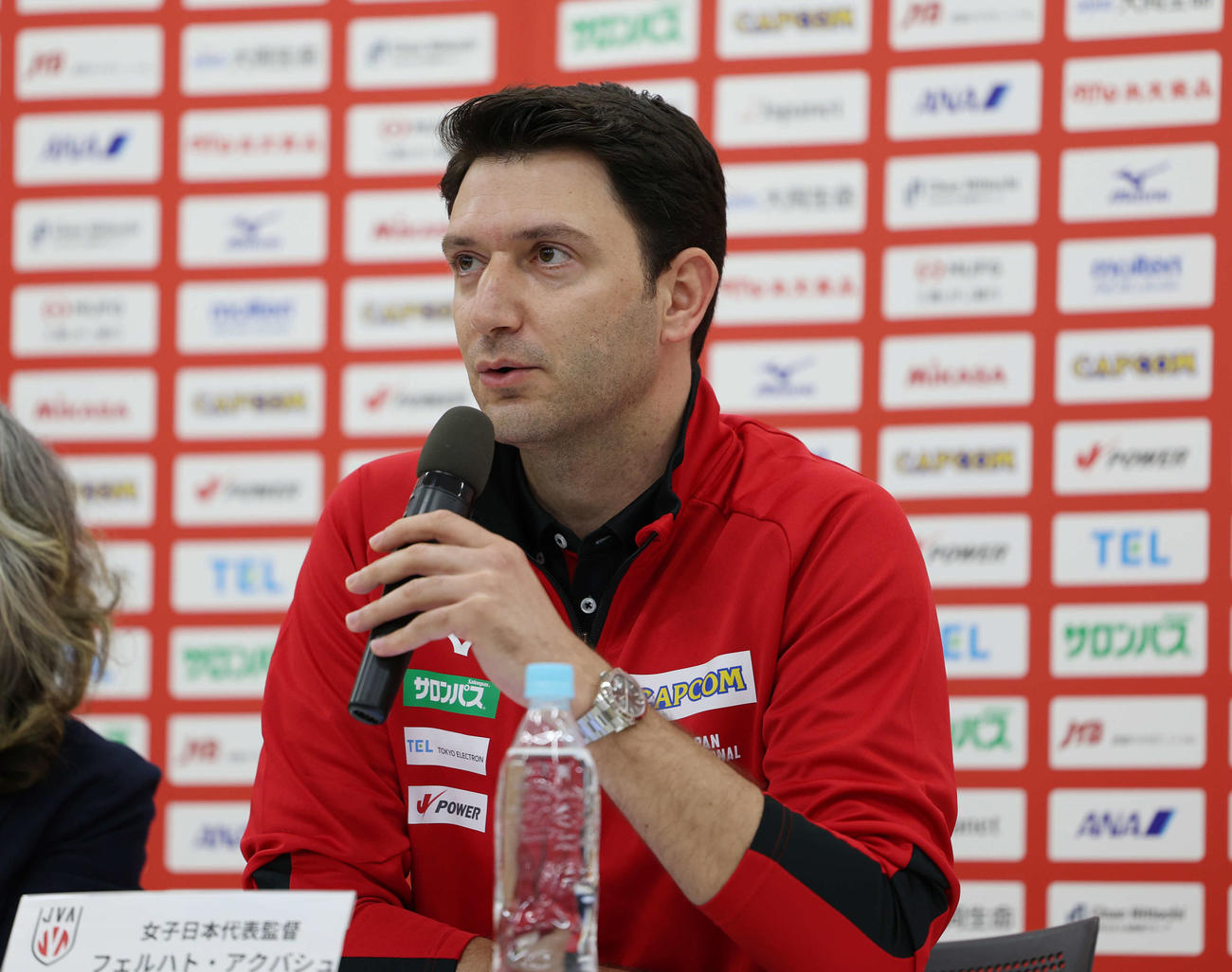 日本代表記者会見で話をするフェルハルト・アクバシュ監督（撮影・増田悦実）