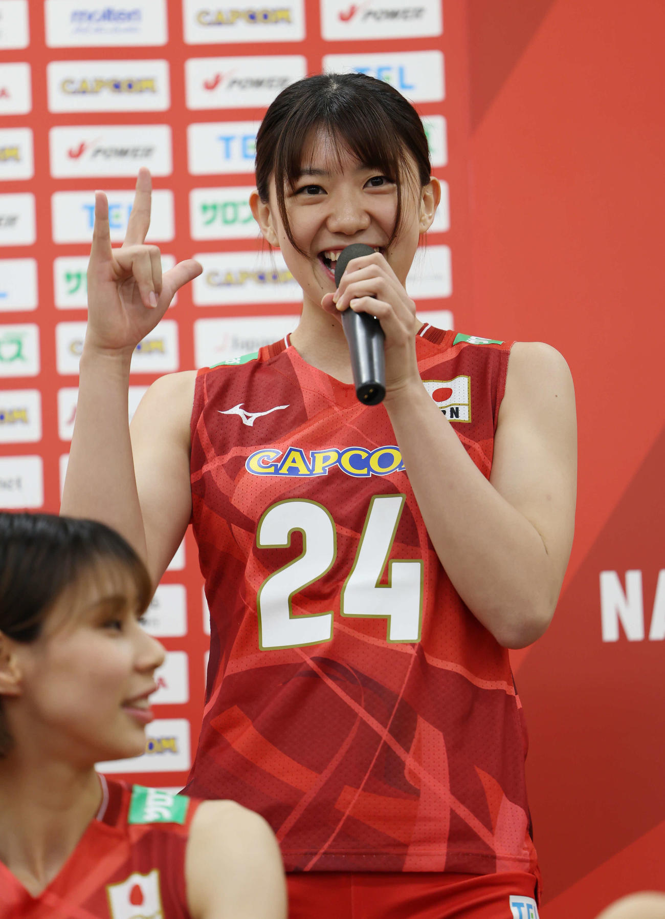 自己紹介でポーズをする野中（撮影・増田悦実）