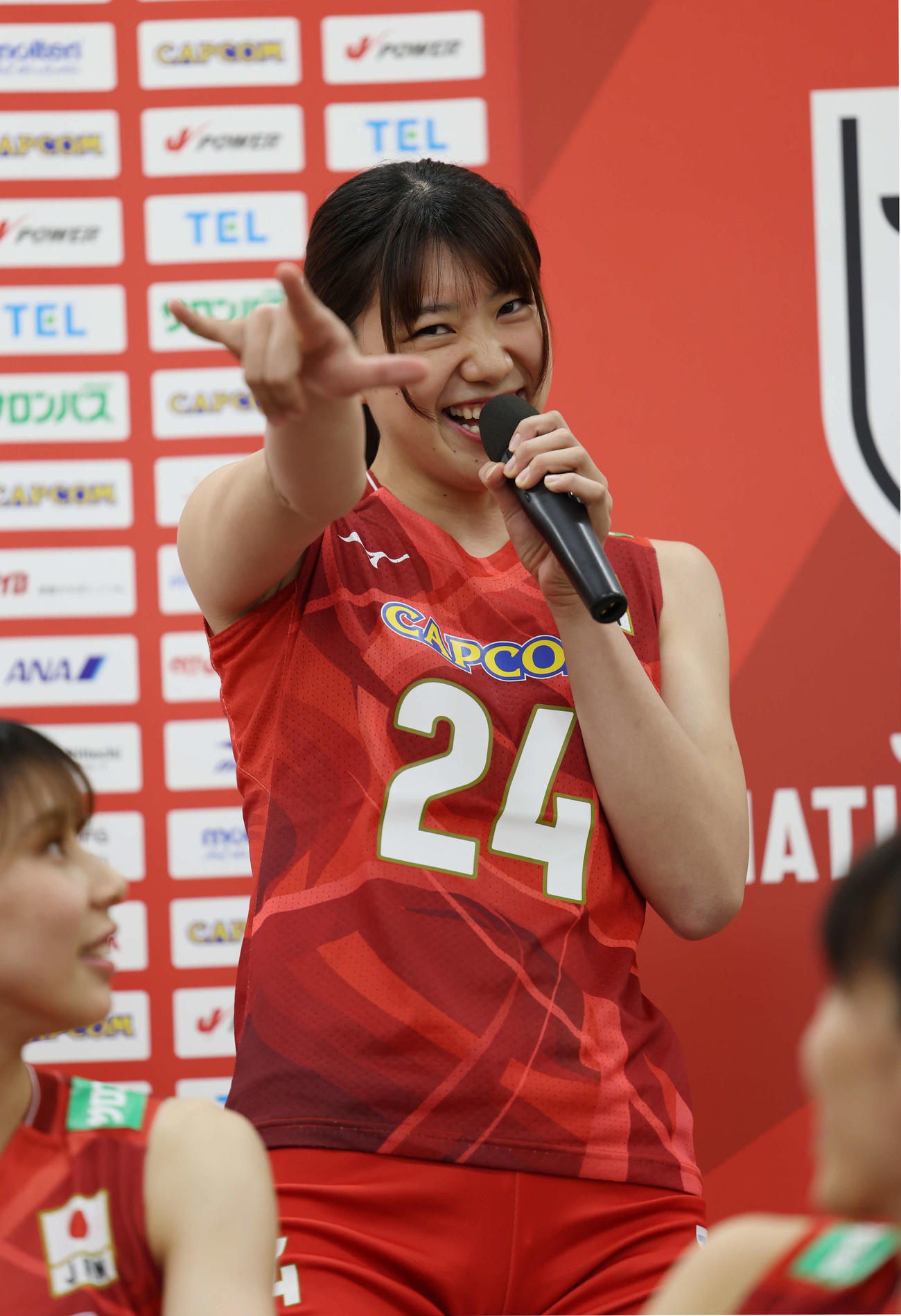 自己紹介でポーズをする野中（撮影・増田悦実）