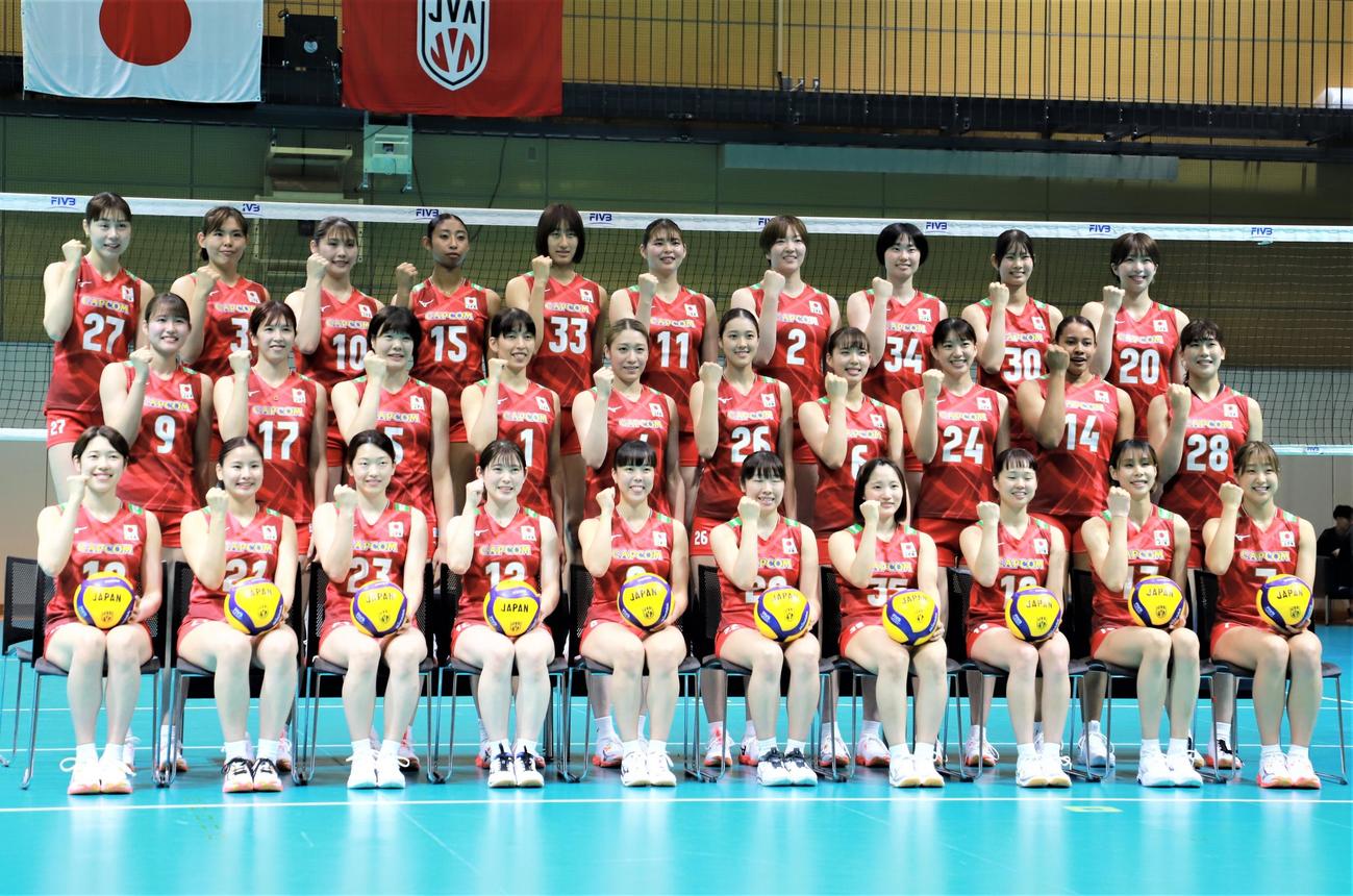 練習前に笑顔で記念撮影をするバレーボール女子日本代表（撮影・藤塚大輔）