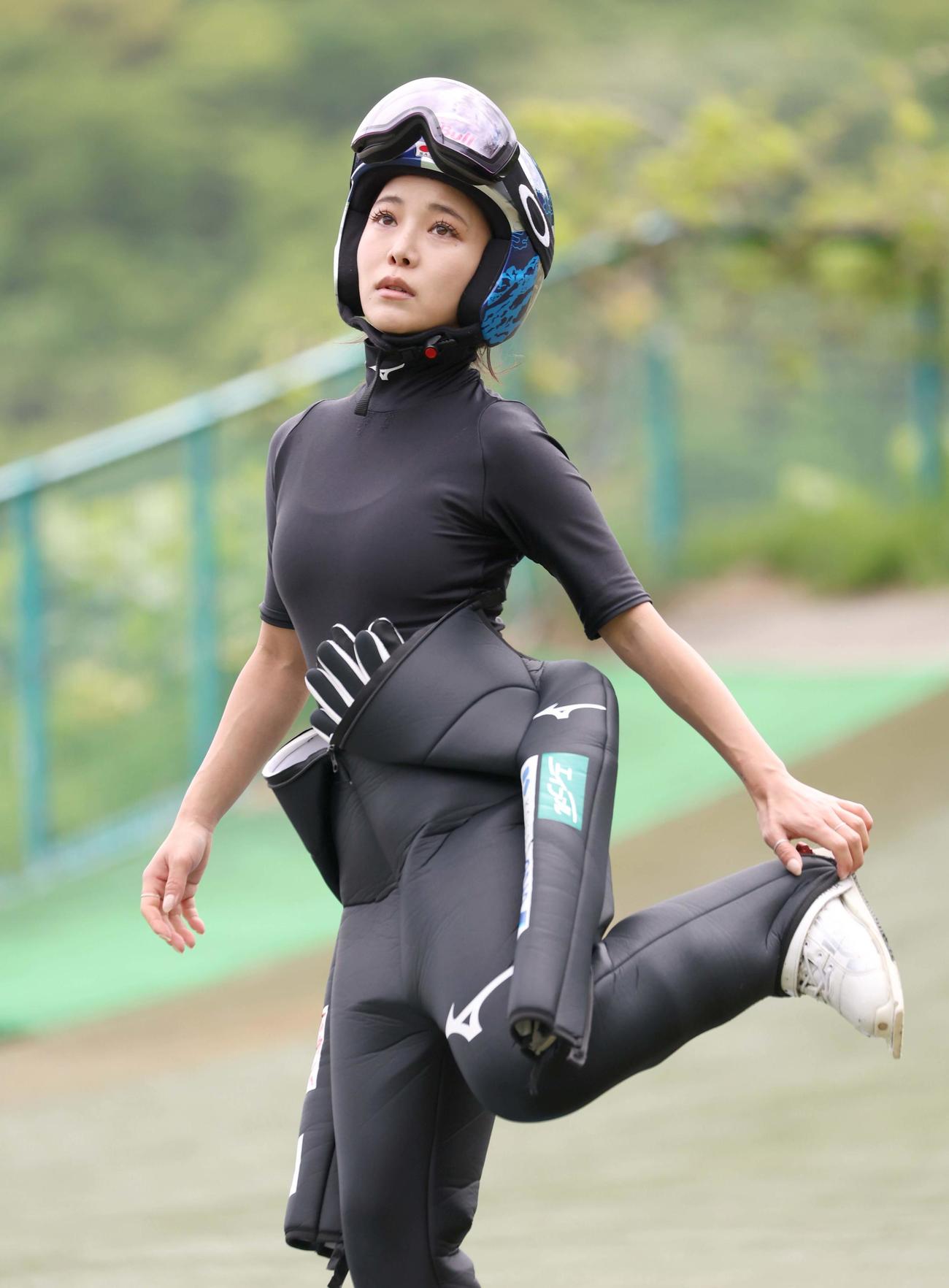 公開練習でジャンプ台を見上げる高梨（撮影・黒川智章）