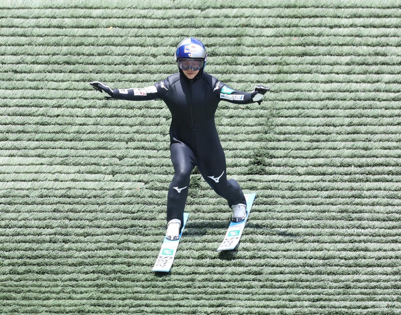 テレマークの練習をする女子ジャンプの高梨（撮影・黒川智章）