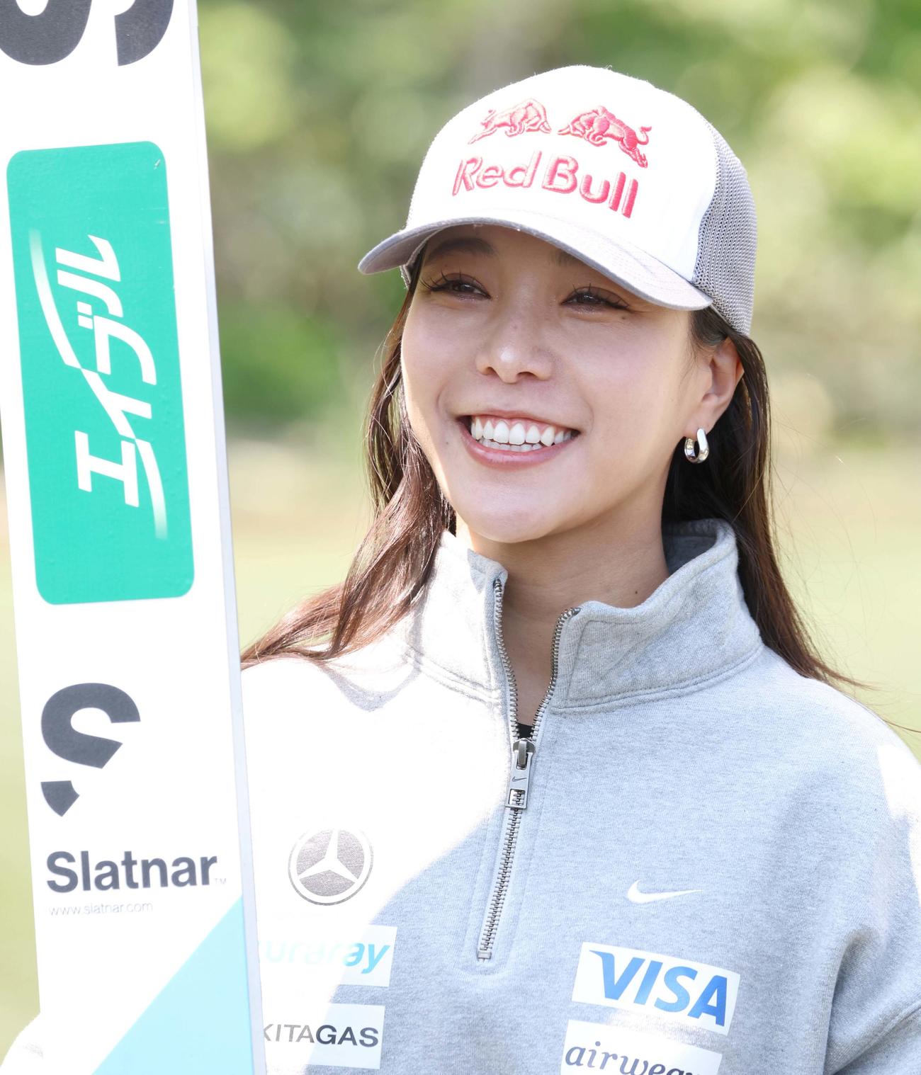 公開練習を終え取材に応じる高梨（撮影・黒川智章）