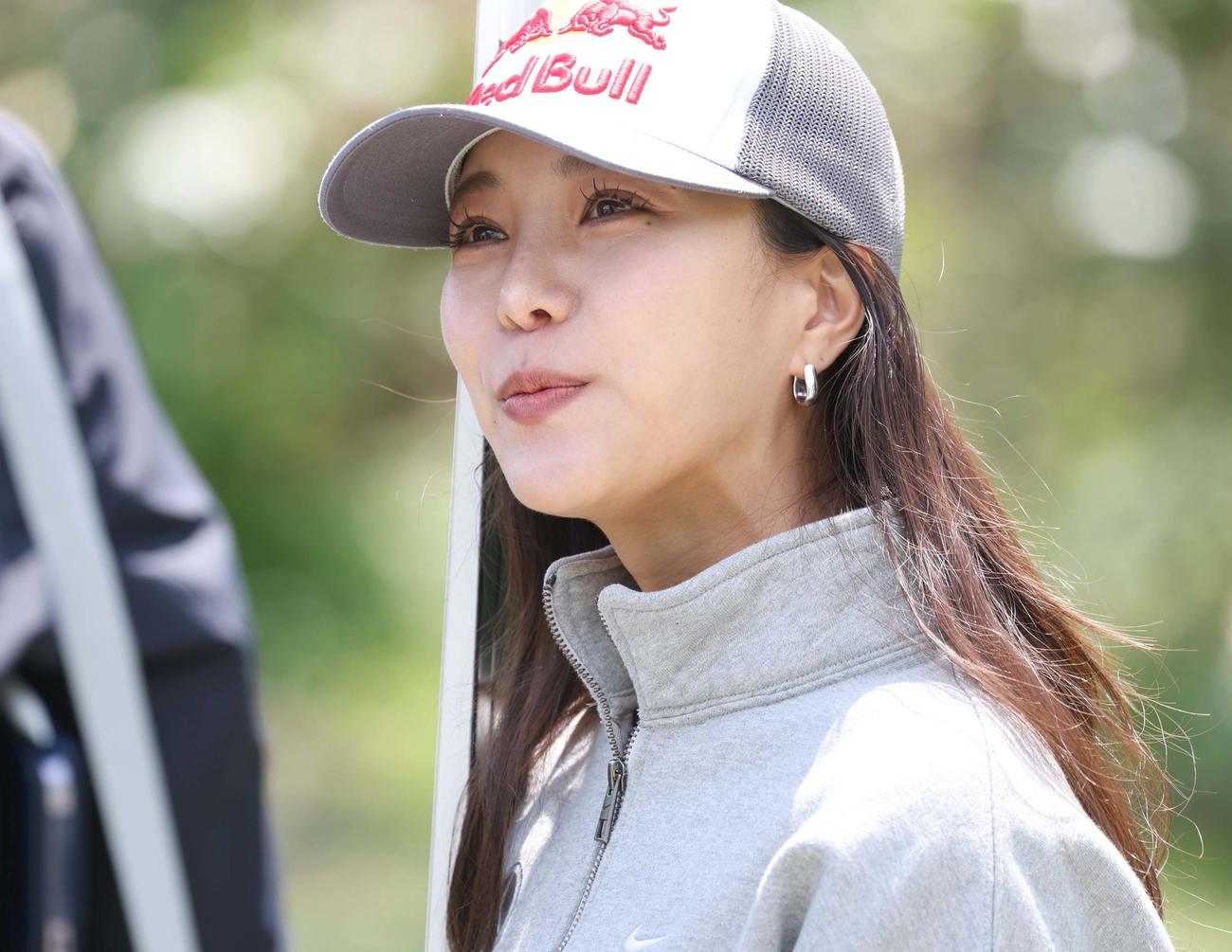 公開練習を終え取材に応じる高梨（撮影・黒川智章）