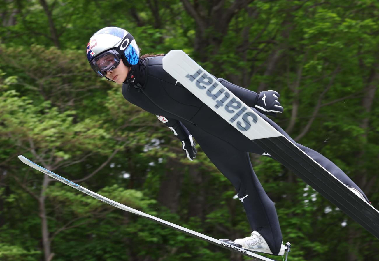 公開練習で飛躍する女子ジャンプの高梨（撮影・黒川智章）