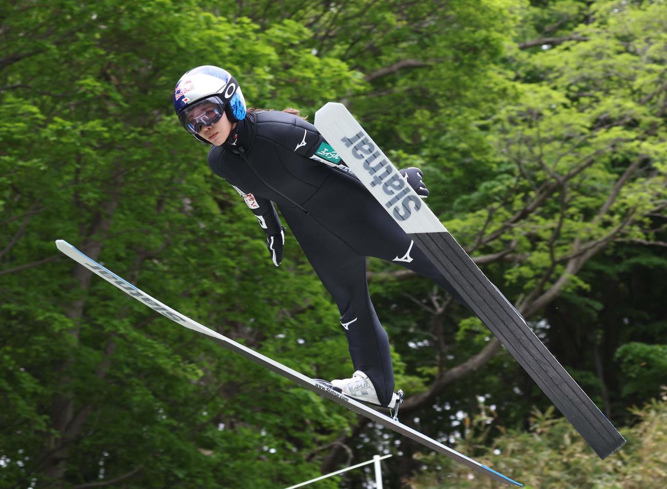 公開練習で飛躍する女子ジャンプの高梨（撮影・黒川智章）