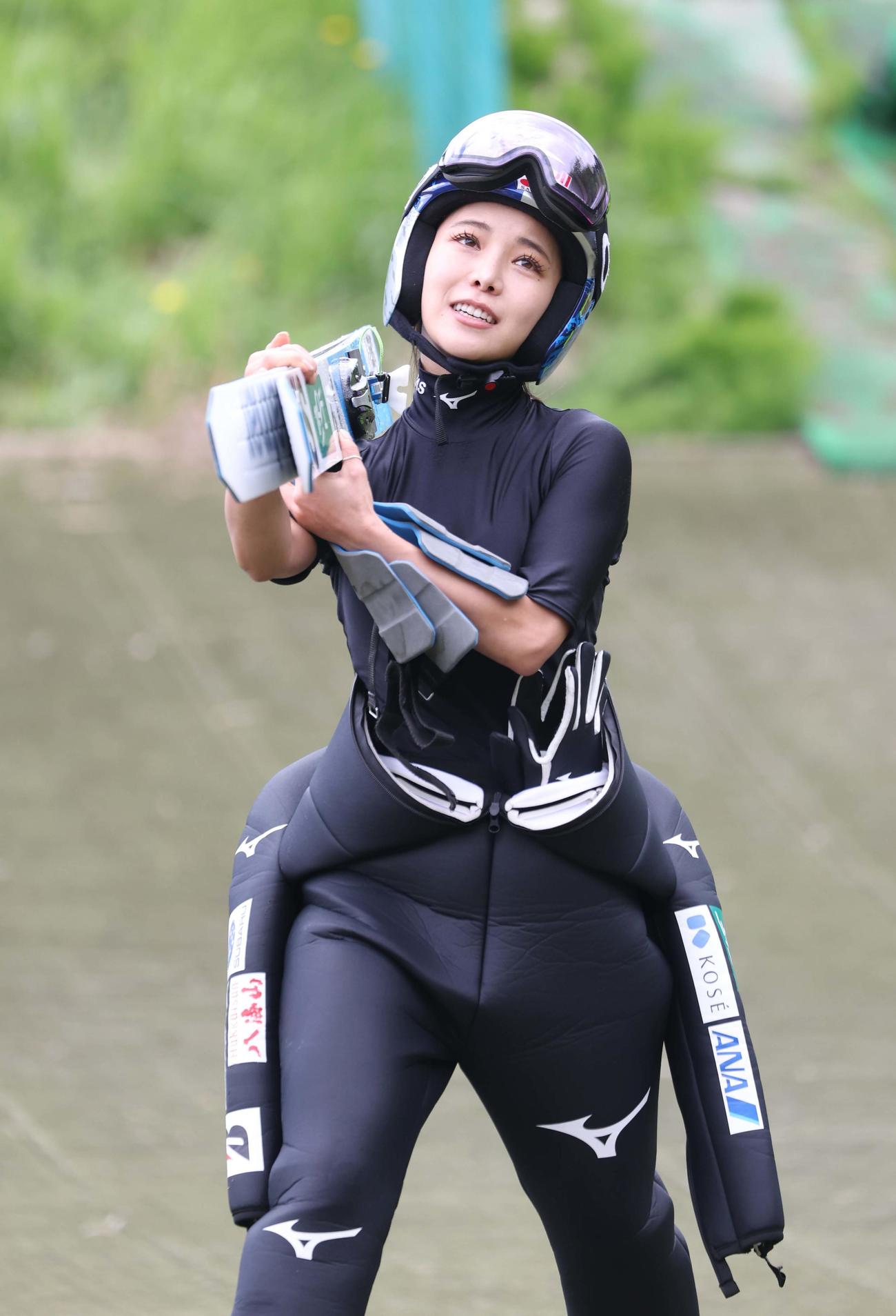 公開練習でスキー板を担ぐ高梨（撮影・黒川智章）