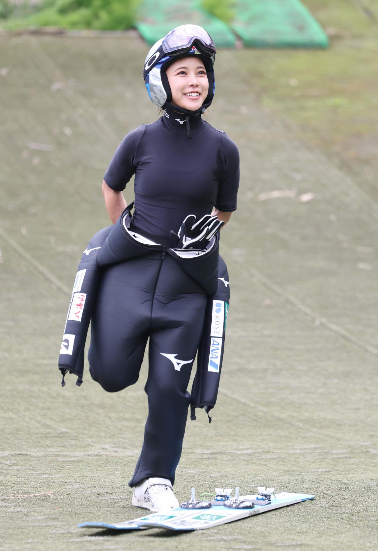 公開練習で笑顔を見せる高梨（撮影・黒川智章）