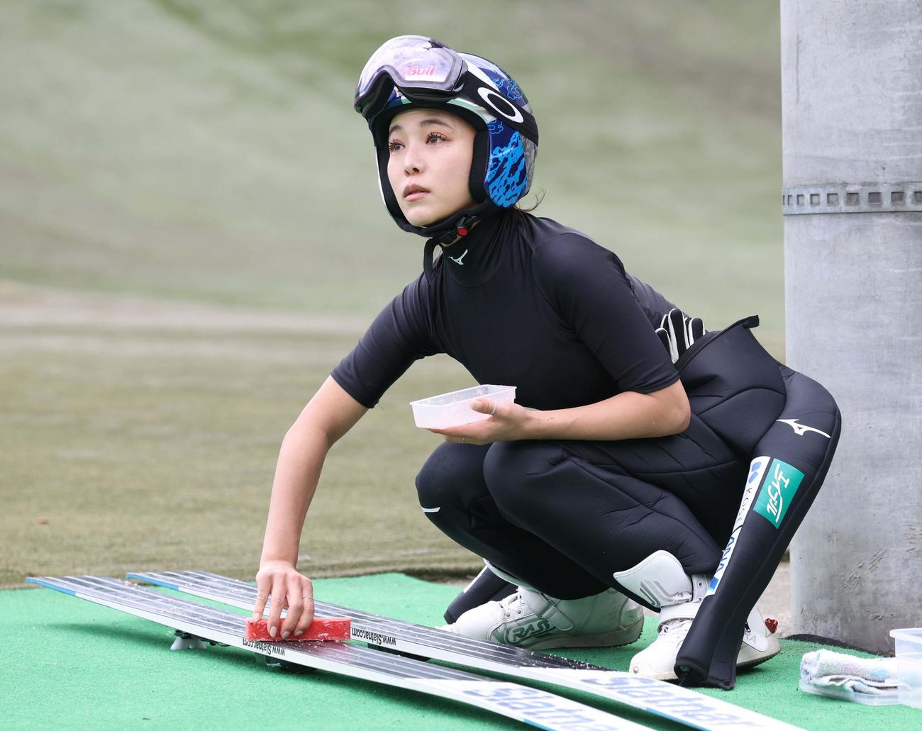 スキー板の手入れをする高梨（撮影・黒川智章）